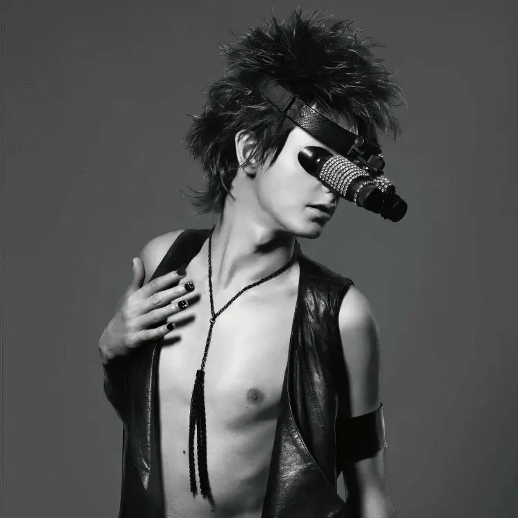 Portada del álbum SHIVER